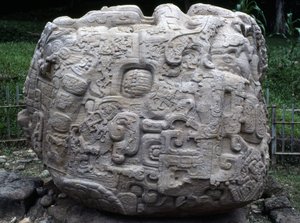 Zijaanzicht van zoomorfische steen P, Late Klassieke periode (600-900 AD)